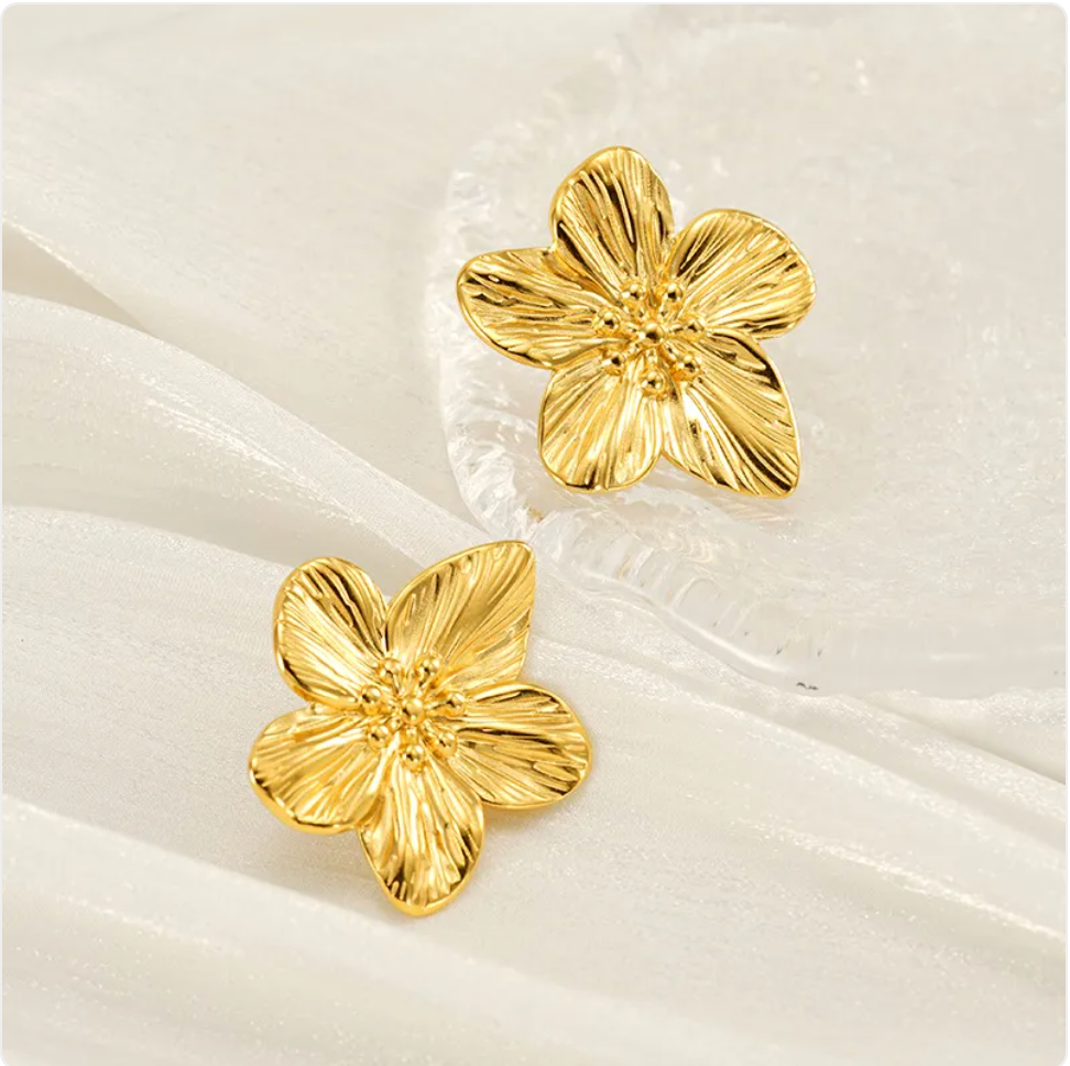 Gold Petal Stud Earrings – Elegant Minimalist Ear Accessory