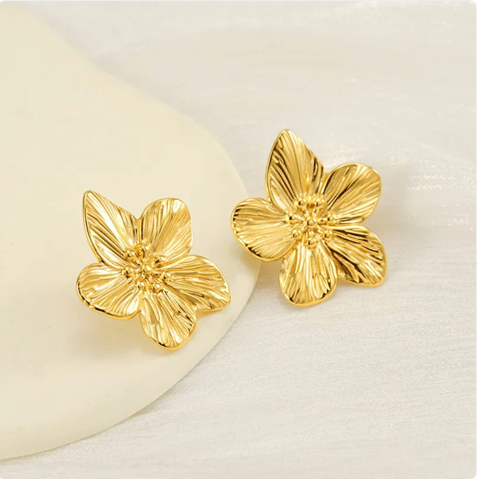 Gold Petal Stud Earrings – Elegant Minimalist Ear Accessory