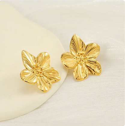 Gold Petal Stud Earrings – Elegant Minimalist Ear Accessory