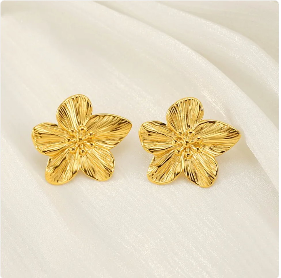Gold Petal Stud Earrings – Elegant Minimalist Ear Accessory